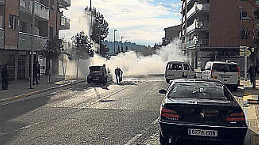 Cremen cotxes a Navàs i a Pinell de Solsonès