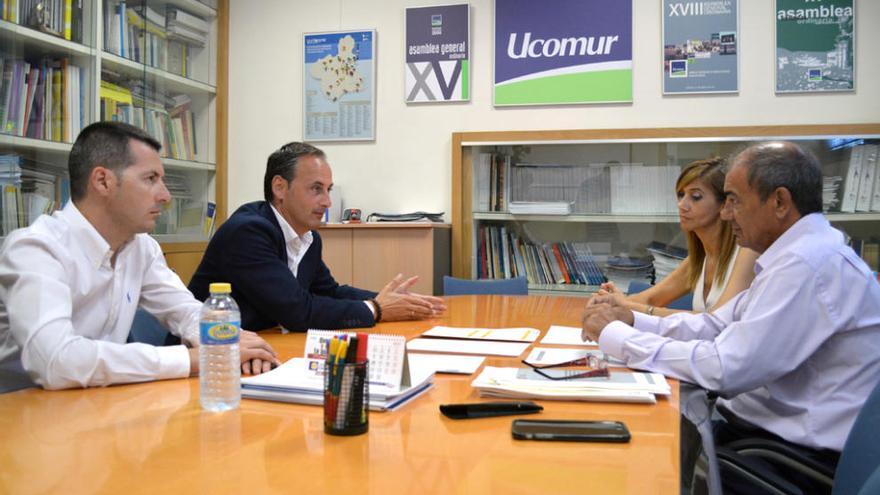 El director del Info, Javier Celdrán (2i), en la reunión con el presidente de Ucomur, Juan A. Pedreño (d).