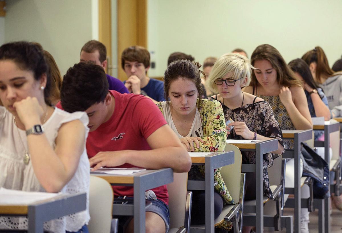 GRA005. BILBAO, 08/06/2016.- Varios estudiantes realizan uno de los exámenes de la prueba de Selectividad, esta mañana en la Escuela de Ingenieros de Bilbao. Un total de 9.887 estudiantes que han terminado este año sus estudios de Bachillerato en el País Vasco realizar la última prueba de Selectividad para acceder a la Universidad que se llevará a cabo, tras desaparecer por la entrada en vigor de la nueva Ley de Educación. EFE/Javier Zorrilla