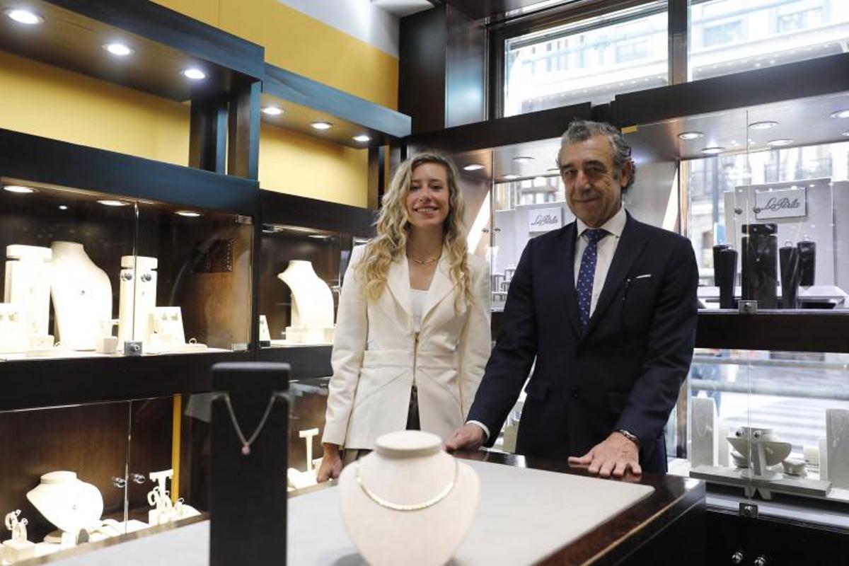 José Antonio Castro con su hija Lucía, tercera y cuarta generación de la joyería de la calle Uría.