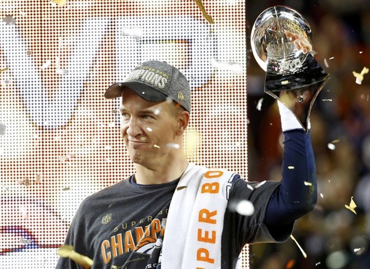 Denver Broncos’ quarterback Peyton Manning holds the Vince Lombardi Trophy after the Broncos defeated the Carolina Panthers in the NFL’s Super Bowl 50 football game in Santa Clara, California February 7, 2016.   REUTERS/Mike Blake