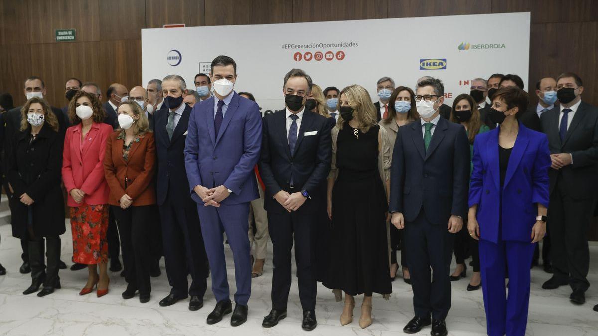 El presidente del Gobierno, Pedro Sánchez, junto a algunos miembros del Ejecutivo y representantes empresariales, ante del acto Generación Oportunidades.