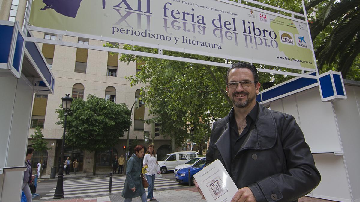 Alberto Navalón Mateos, uno de los autores que presenta libro, con su ejemplar de &#039;Lágrimas para otra vida&#039;.
