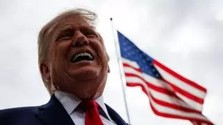 Trump continúa su cruzada contra los medios: dice que sustituirá la sala de prensa de la Casa Blanca por una piscina