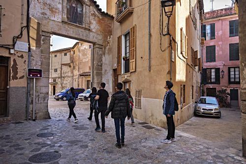 Rechts: Iván Cerdàs Lieblings-„atzucac“ Can Vallespir beim Kloster Santa Clara.  F