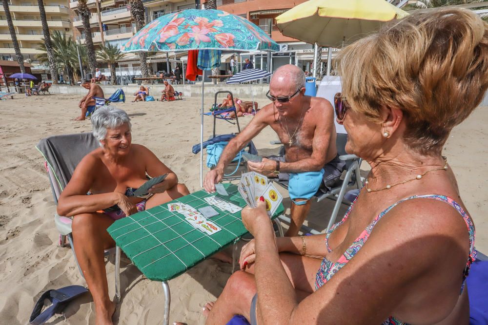 Imágenes de Torrevieja de este viernes 13 de marzo con terrazas y paseos llenos y playas animadas