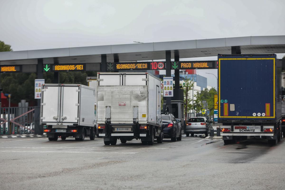15/04/2020 Varios camiones esperan para pasar por el peaje de acceso a Mercamadrid ECONOMIA Jesús Hellín - Europa Press