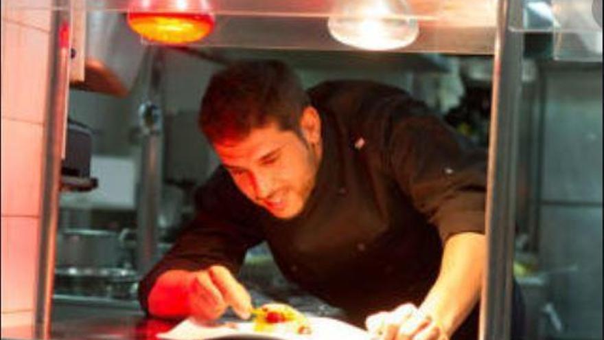 El chef del restaurante Casino Marbella, Agustín Román, culmina un plato.
