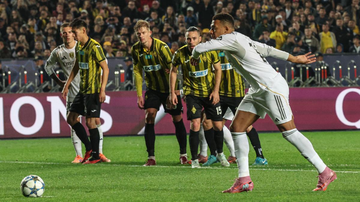 Mbappé ejecuta un penalti en la Champions League
