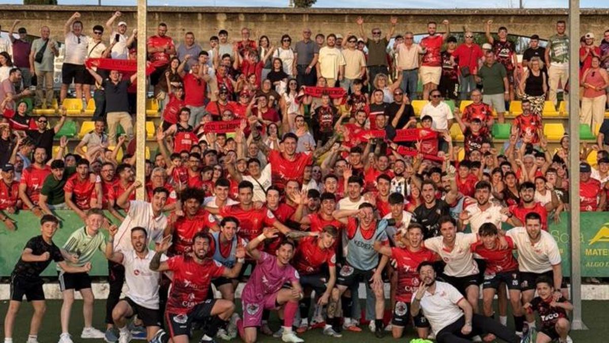 El Egabrense celebra la victoria ante el Montilla con su afición.