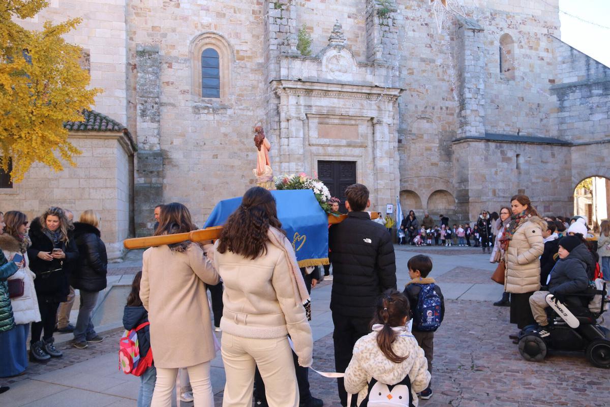Procesión por la festividad de la Niña María del Colegio Nuestra Señora del Rocío Amor de Dios. Desde la Plaza Viriato hasta San Ildefonso