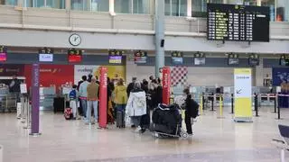 El aeropuerto de Asturias bate récord de viajeros, pero se queda a la cola en la inversión comparada con otras terminales (y esperando por otro aparcamiento)