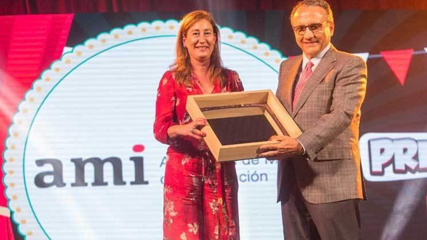 Javier Moll recoge el premio de manos de la vicepresidenta del FesTVal, Arantxa Lalinde.