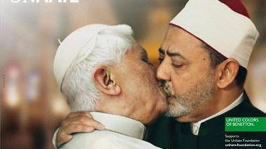 El Papa cuando besa...