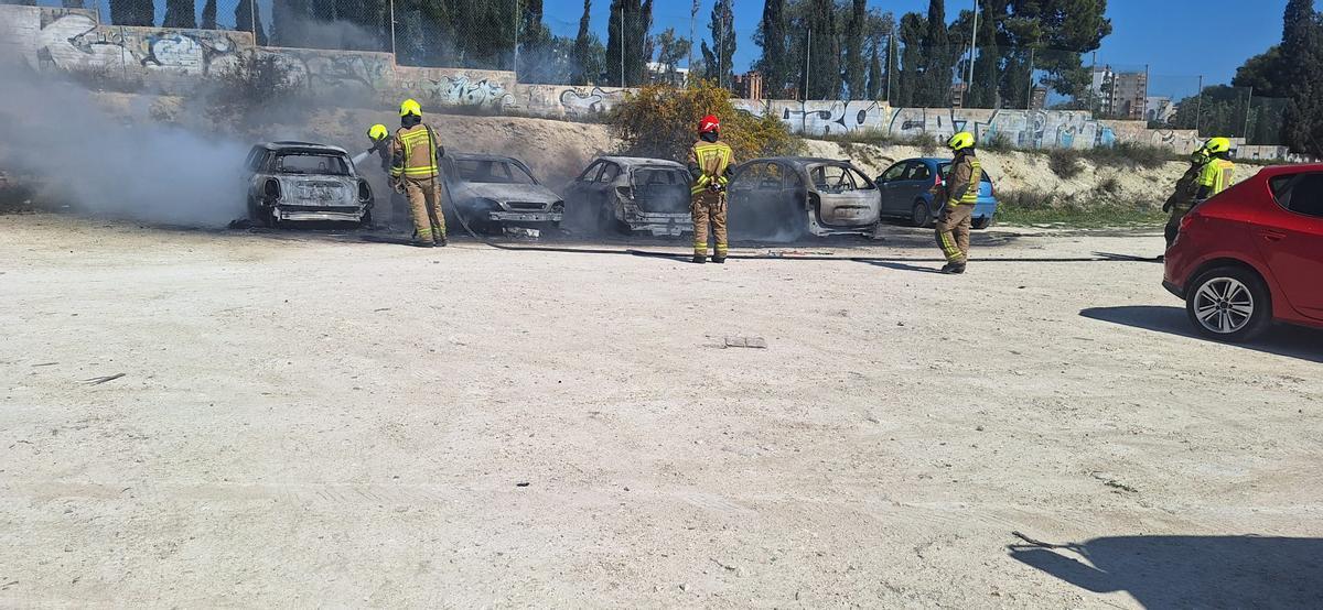 Arden cuatro coches en un descapado junto a la Cruz Roja de Alicante