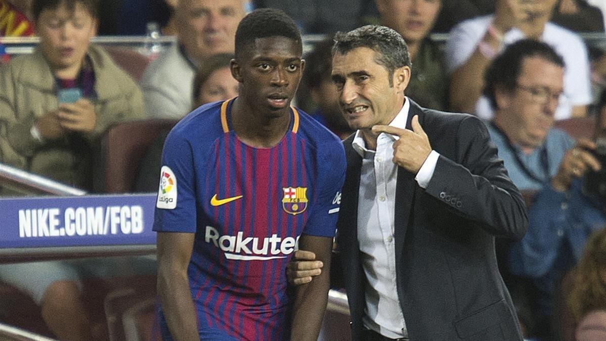 Valverde da instrucciones a Dembélé antes de debutar en el Camp Nou.