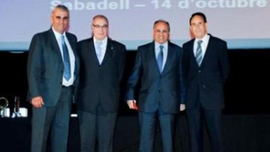 Joan Casellas, a la dreta, en un homenatge als presidents de la Federació Catalana d&#039;handbol