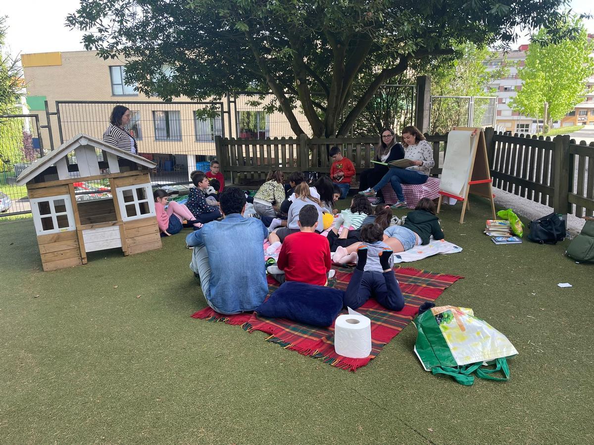 Picnic literario en el Colegio Maestros Arregui de Pola de Siero. Picnic literario en el Colegio Maestros Arregui de Pola de Siero.