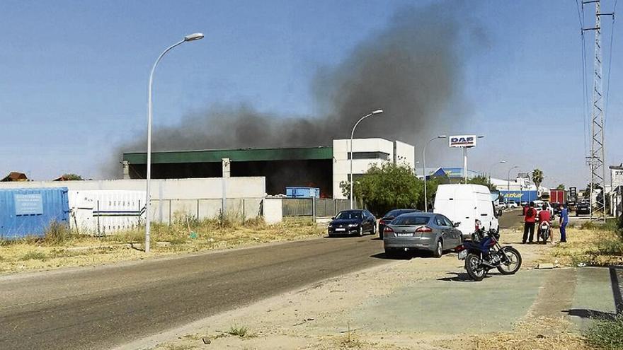 Un incendio causa daños materiales en una planta de reciclaje de el Prado de Mérida