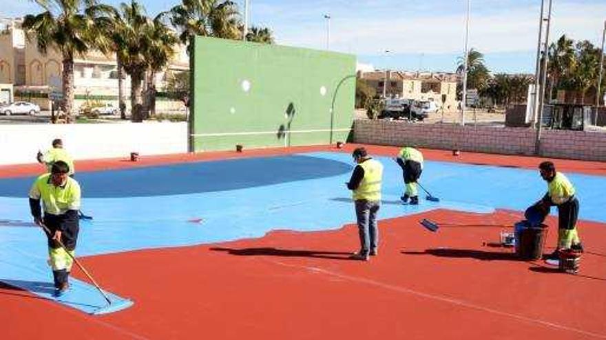 El campo de fútbol de Salinetes dejará de ser de tierra.