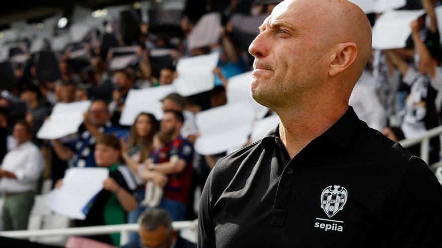 Así se produjo la invasión al campo de cientos de granotas tras el pitido final