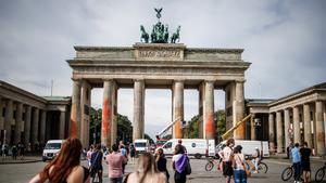 Berlín limpia la Puerta de Brandeburgo tras la protesta de activistas climáticos