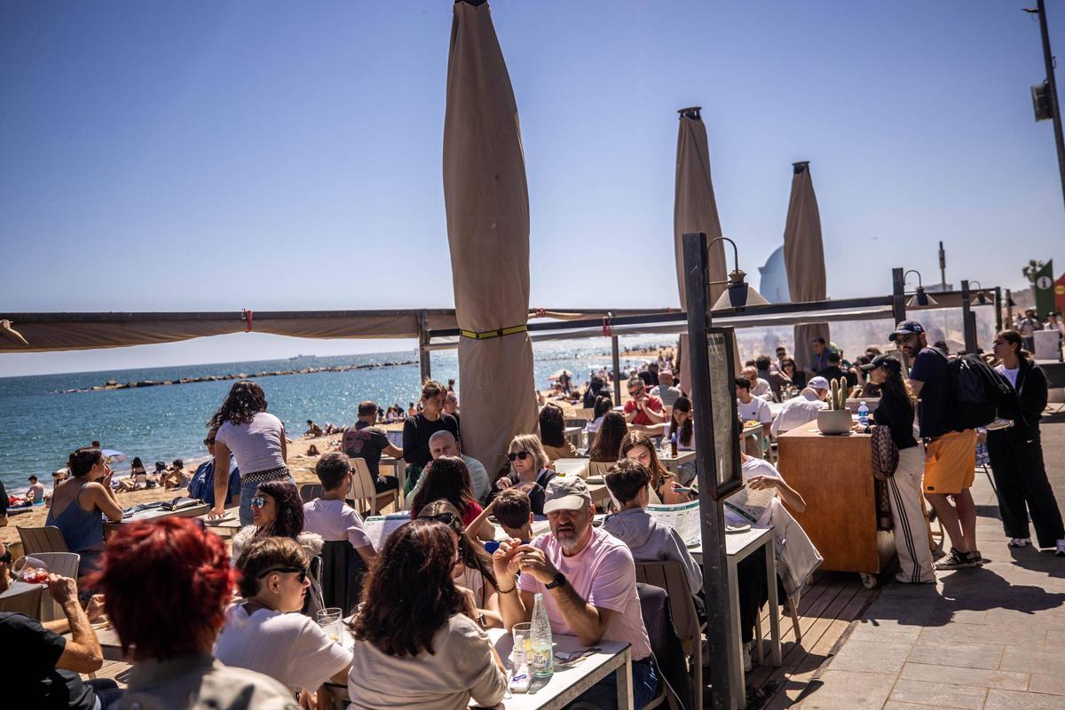Ambiente de verano en las playas de Barcelona por Semana Santa