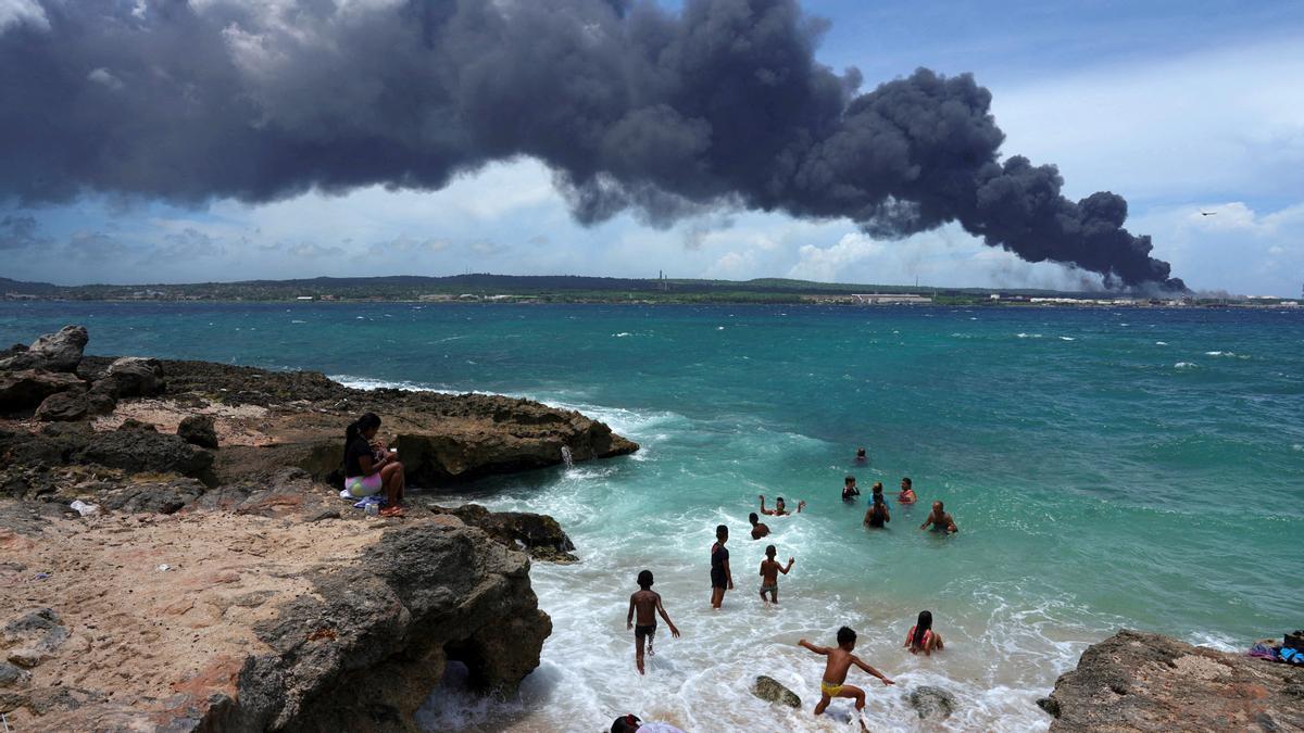 Incendio originado por los tanques de almacenamiento de combustible que explotaron cerca del puerto de superpetroleros de Cuba en Matanzas, Cuba,