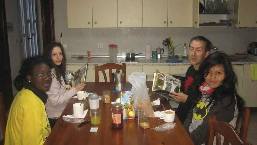 Un grupo de peregrinos extranjeros desayuna en el albergue de Tábara.