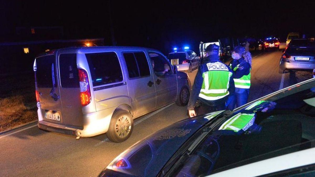 La Policía la noche del viernes en las inmediaciones de la vivienda.