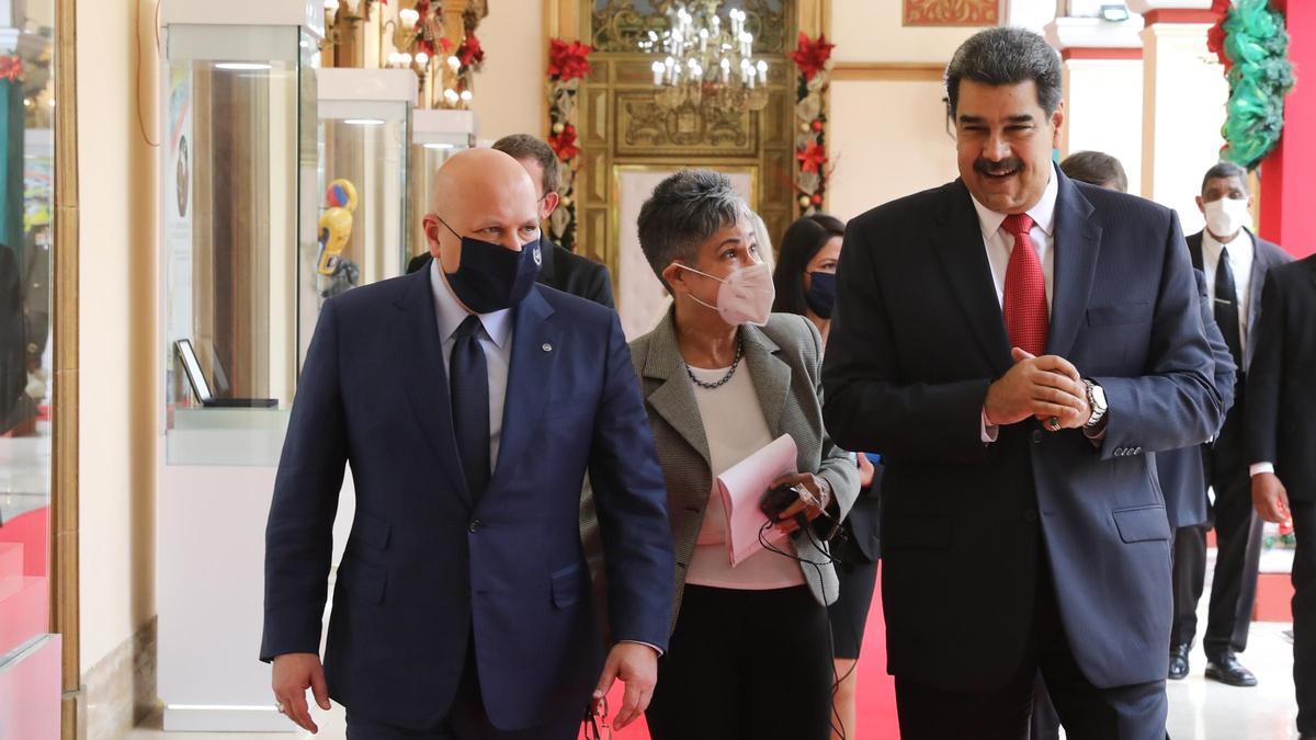 El presidente venezolano, Nicolás Maduro (d), junto al fiscal de la Corte Penal Internacional (CPI), Karim Khan.