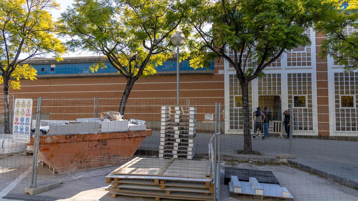 Obras atascadas en los vestuarios de la piscina del Tossal, este martes.
