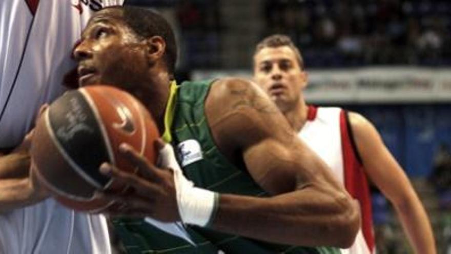 Micah Downs intenta impedir el avance del escolta estadounidense Tremmell Darden.