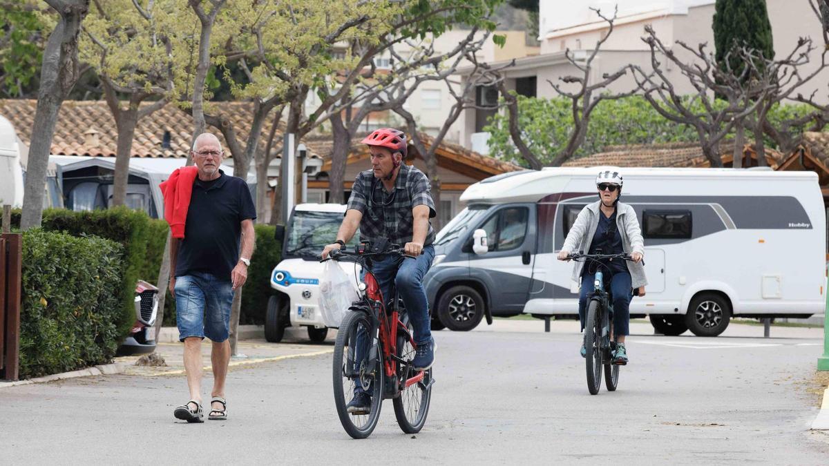 Turistas extranjeros en un camping de Benicàssim.