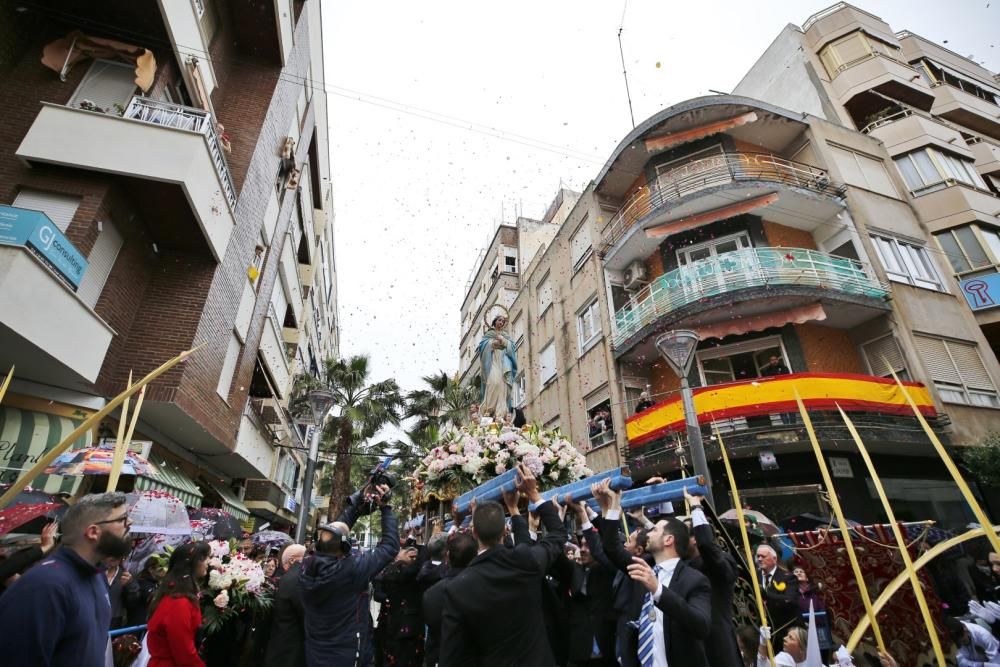 Pese a la fina lluvia que caía a primera hora de la mañana la procesión de Domingo de Resurección pudo celebrar el tradicional Encuentro en las cuatro esquinas