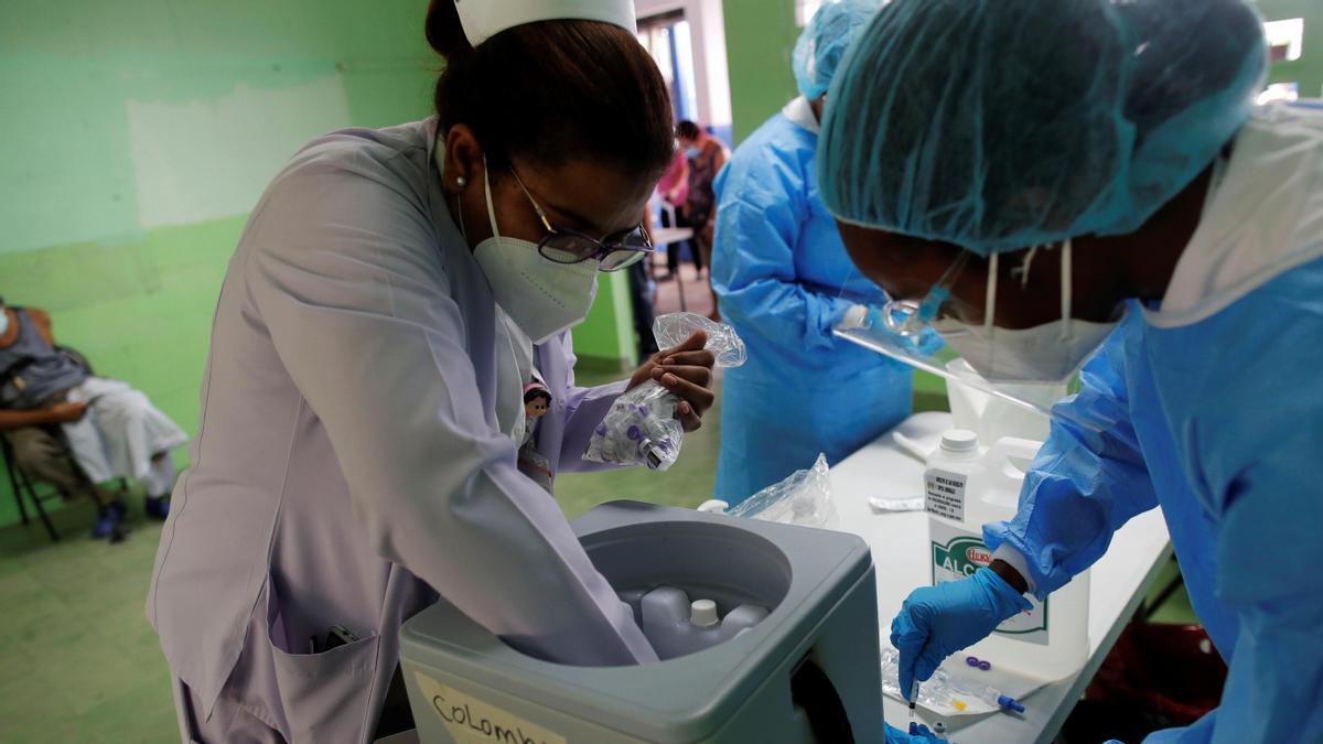 Personal médico prepara vacunas Pfizer contra la COVID-19 en Panamá.