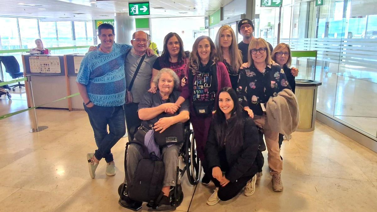 Los ocho autores en el aeropuerto de Madrid, antes de viajar a México