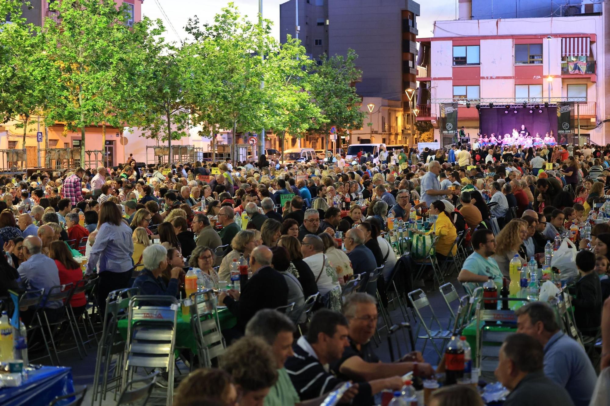 Búscate en la galería de fotos del Macrosopar de Veïns de las fiestas de Vila-real