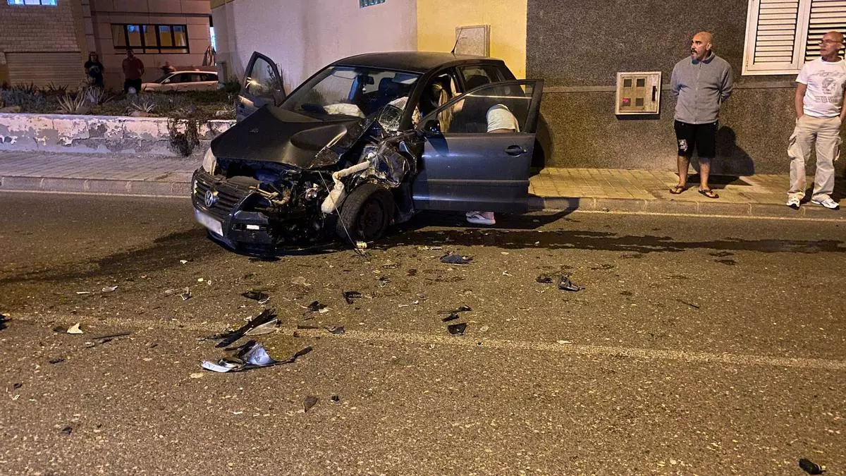 Un accidente entre una guagua y un coche en La Garita deja a una persona atrapada