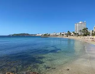 Bandera roja en ses Figueretes por vertidos fecales: «El hedor viene de antes del cierre de la playa, deberían cuidarla más»