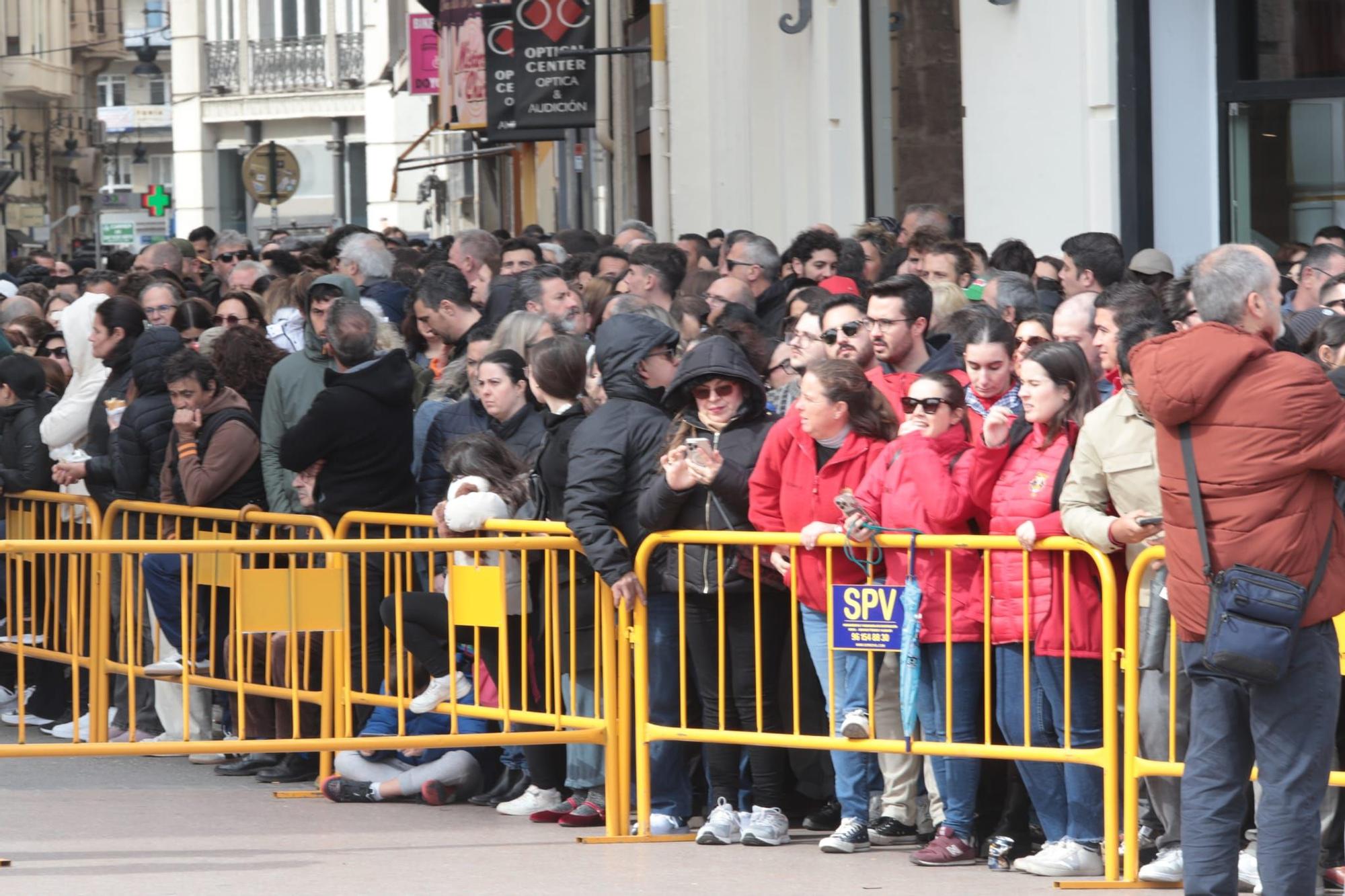 Así ha sido la primera mascletà de las Fallas 2025 en la plaza del Ayuntamiento de València