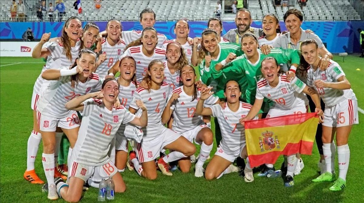 La selección española de fútbol femenino celebra su victoria, en semifinales del Mundial sub-20, ante Francia.