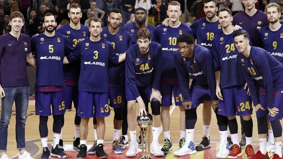 Los jugadores del Barça posan con la Copa la pasada semana en el Palau