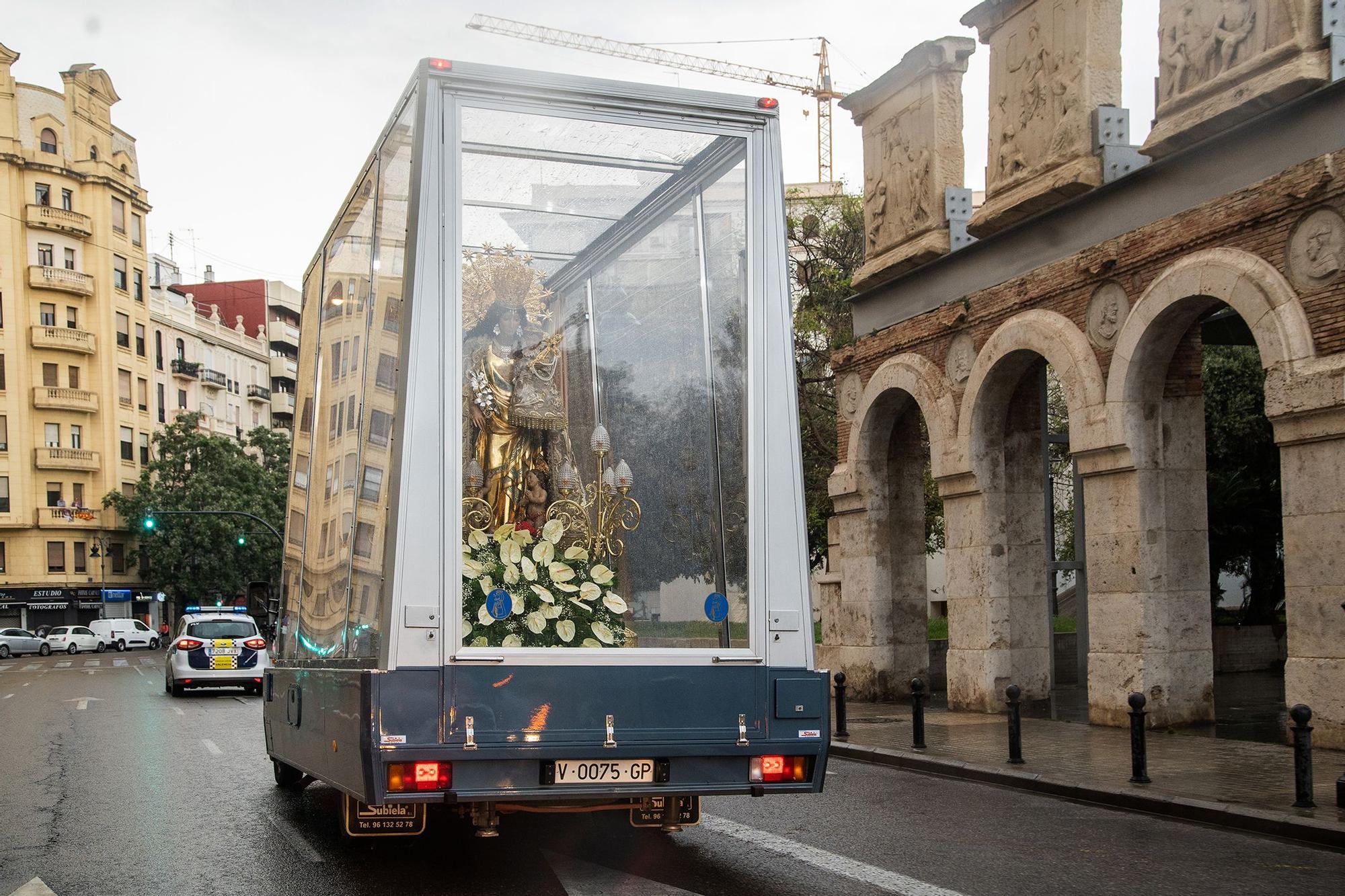 Así fue el pase de la Virgen de los Desamparados por València con el Maremóvil