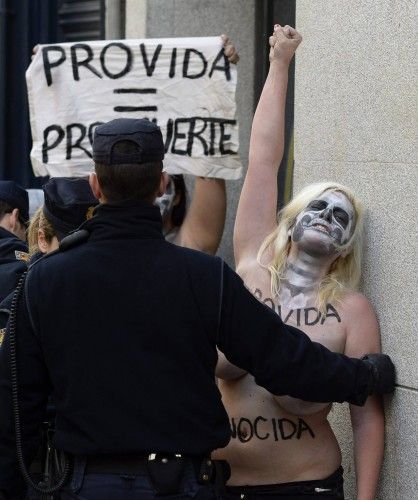 Las Femen irrumpen en la marcha contra el aborto