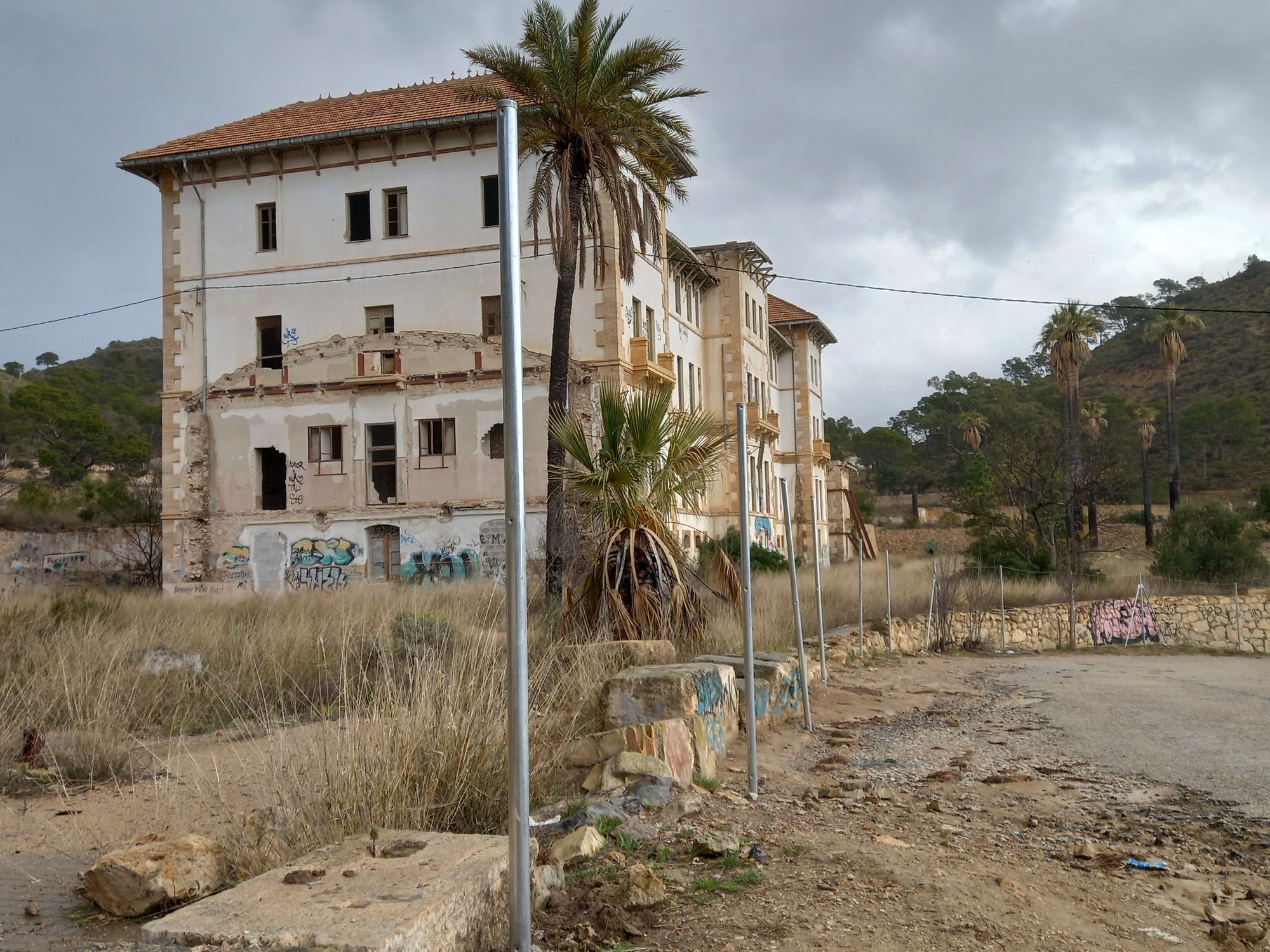 Aigües pone cerco al vandalismo, el espiritismo y el botellón en el Balneario