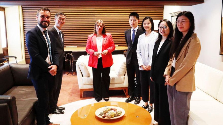 Por la izquierda, José Sicre, director de la Oficina Económica de Presidencia del Principado, Yao Ying, Gimena Llamedo, el asistente del embajador Xie Tianyu y las secretarias de Política y Economía de la Embajada Fu Yu, Zhai Xiaolei y Bao Xinyun.     |