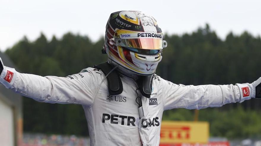 Hamilton celebra la victòria