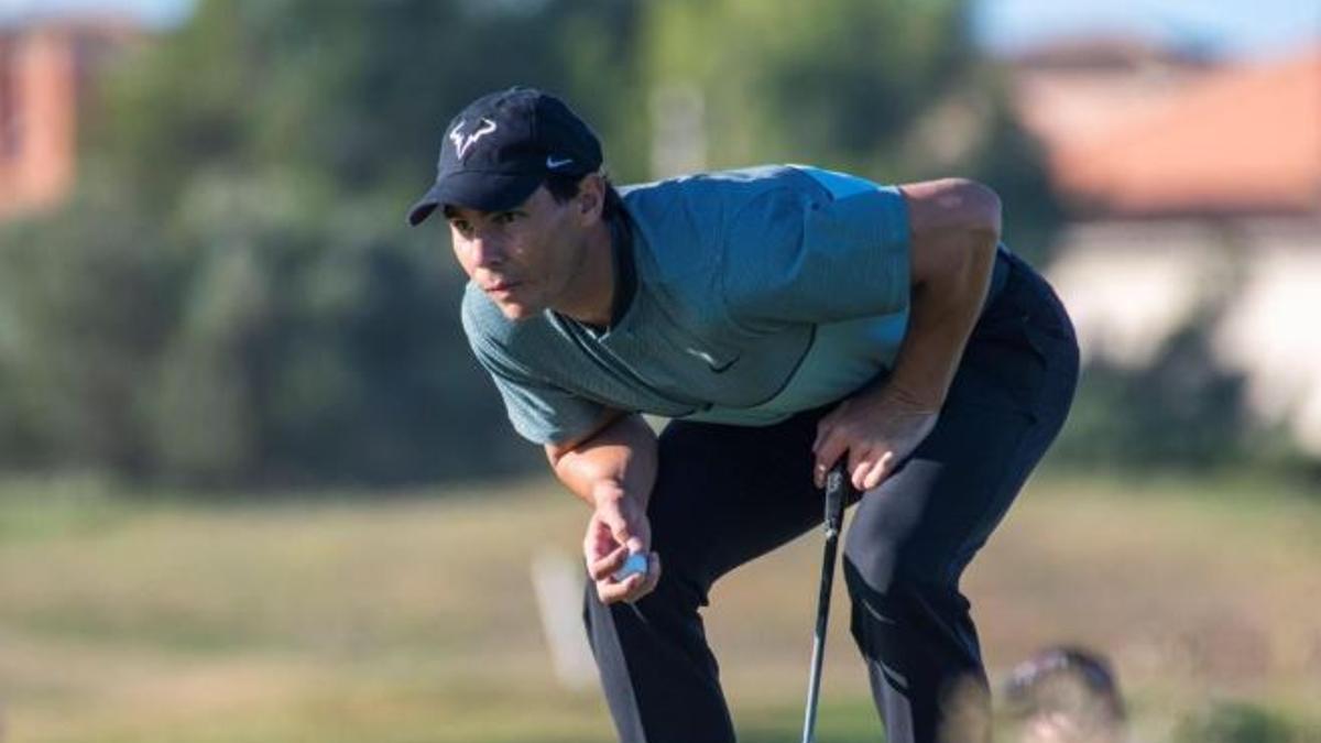 Rafa Nadal, jugando a golf.