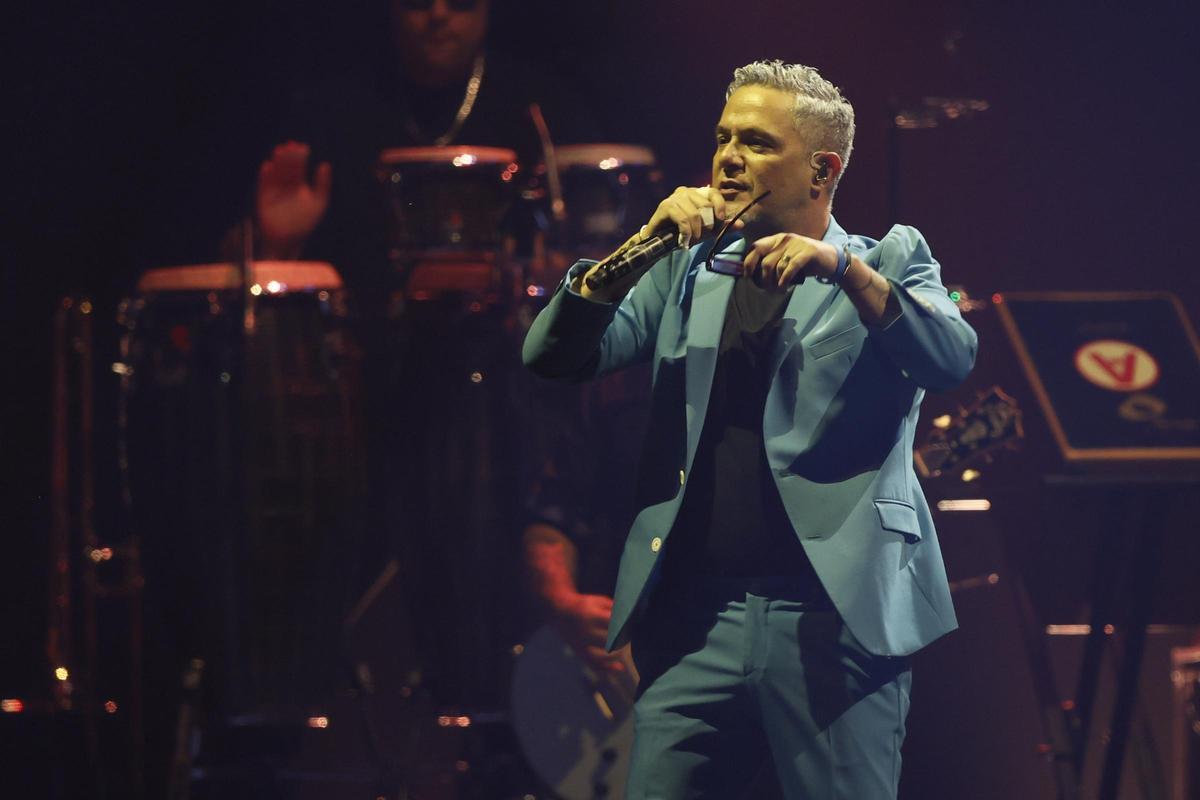 El cantante Alejandro Sanz durante un concierto el año pasado en el Wizink Center de Madrid dentro de su gira 'Sanz en vivo 2023'.